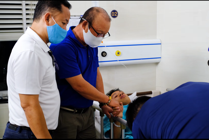 Huấn luyện viên Park Hang-seo thăm Hùng Dũng tại bệnh viện. (Ảnh: Chụp màn hình)