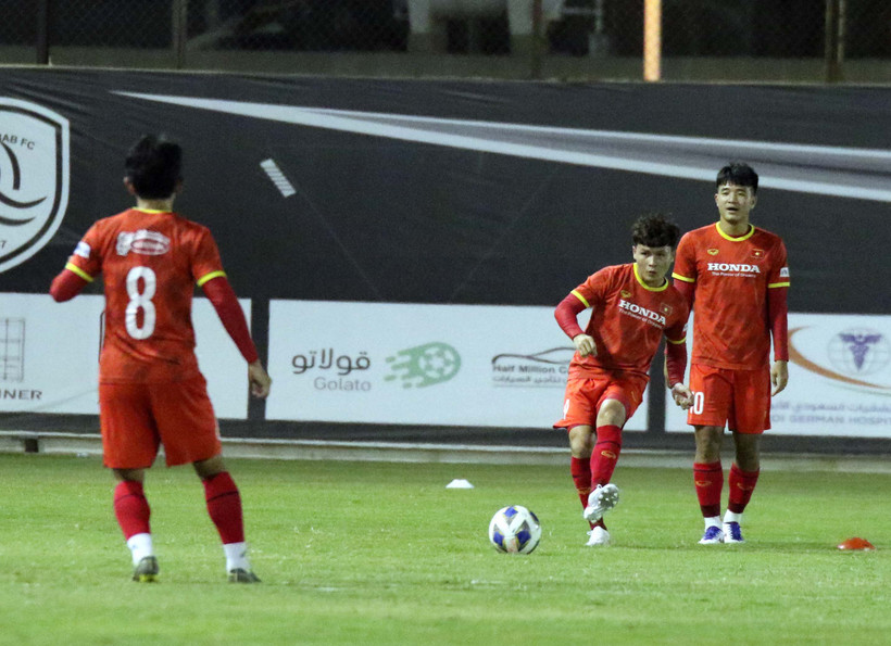 Quang Hải tập những tình huống cố định ở buổi tập gần nhất cùng đội tuyển Việt Nam. (Ảnh: VFF)