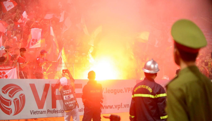 Hải Phòng và Hà Nội FC chịu phạt 40 triệu đồng vì sự cố pháo sáng trên sân Hàng Đẫy vừa qua. (Ảnh: Thành Chung/Vietnam+) 