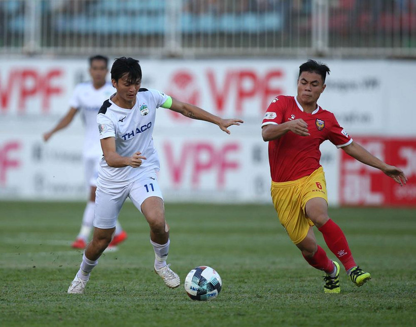 Tiền vệ Tuấn Anh ghi bàn đẹp mắt để mở ra chiến thắng cho Hoàng Anh Gia Lai trước Quảng Nam. (Ảnh: VPF) 