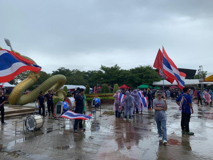 Mưa lớn xuất hiện tại sân vận động Thammasat, nơi diễn ra trận đấu giữa tuyển Việt Nam với Thái Lan vào lúc 19 giờ tối nay (5/9).