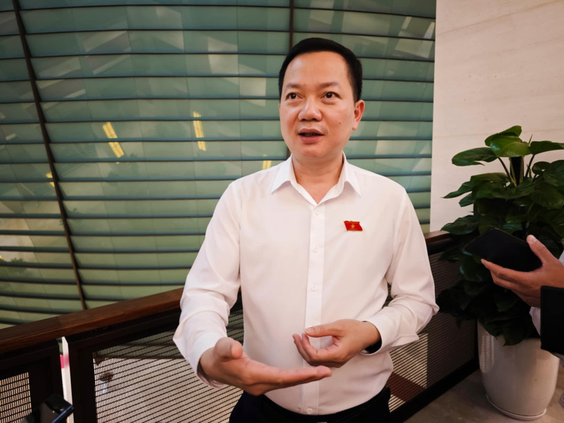 Đại biểu Trịnh Xuân An (Đoàn Đại biểu Quốc hội tỉnh Đồng Nai) trả lời báo chí bên hành lang Quốc hội. (Ảnh: Vietnam+)