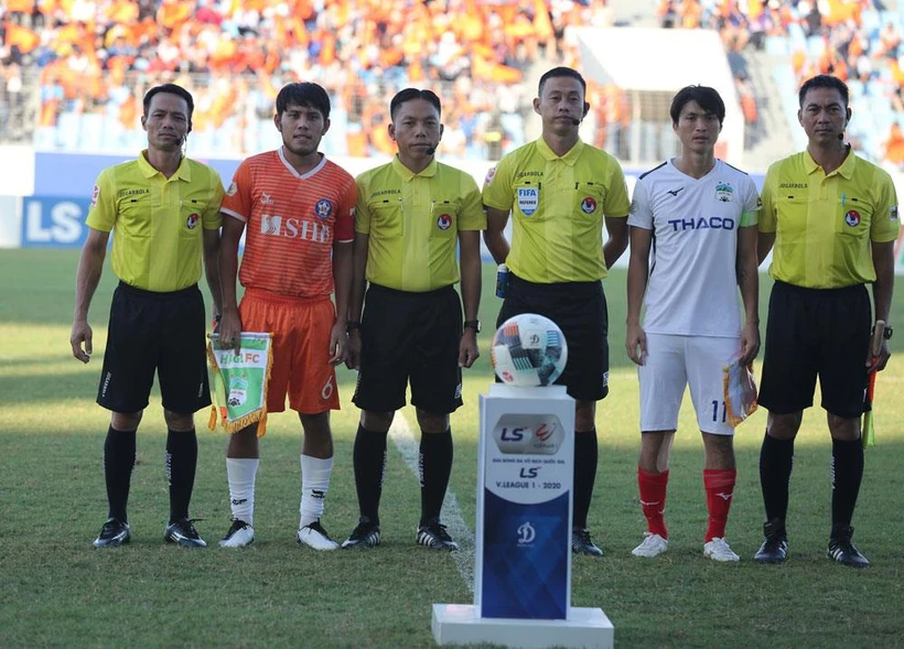 V-League 2020 chỉ còn hai trọng tài cấp FIFA là Ngô Duy Lân và Hoàng Ngọc Hà. (Ảnh: VPF) 