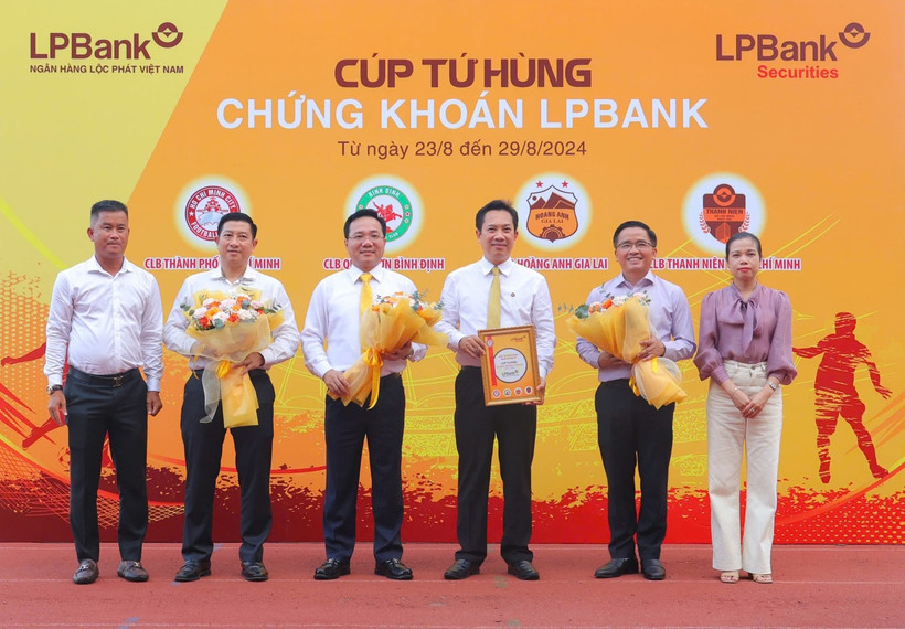 Đại diện Ban tổ chức trao hoa cho 2 nhà tài trợ chính của giải đấu là Ông Lê Minh Tâm - Chủ tịch HĐQT Công ty Chứng khoán LPBank và ông Hoàng Văn Phúc – Phó Tổng giám đốc Ngân hàng Lộc Phát Việt Nam và đại diện các câu lạc bộ tham dự giải đấu. (Ảnh: Vietnam+)