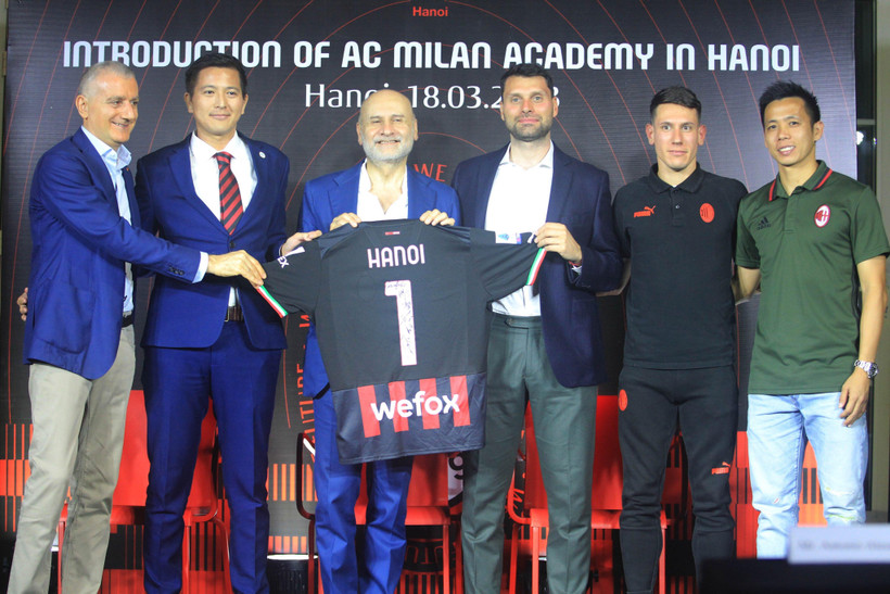 Học viện AC Milan Hà Nội được chính thức ra mắt bởi đại diện Câu lạc bộ AC Milan, lãnh đạo Đại sứ quán Italy tại Việt Nam. (Ảnh: PV/Vietnam+) 