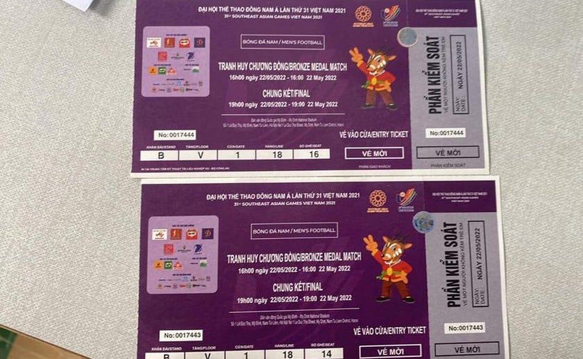 Vé bóng đá xem trận chung kết bóng đá nam SEA Games 31. (Ảnh: PV/Vietnam+) 