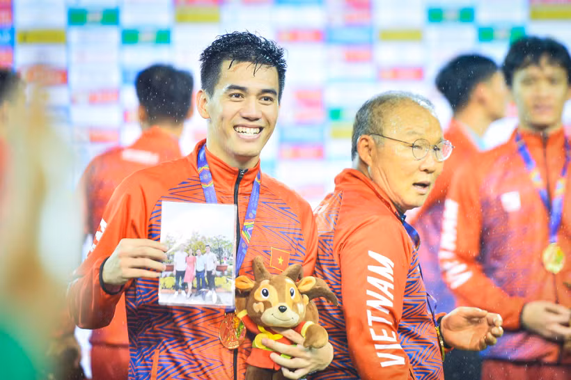 Tiền đạo Tiến Linh hạnh phúc bên huy chương vàng SEA Games thứ hai trong đời sau khi từng bước lên bục vào ba năm trước tại Philippines. (Ảnh: PV/Vietnam+) 