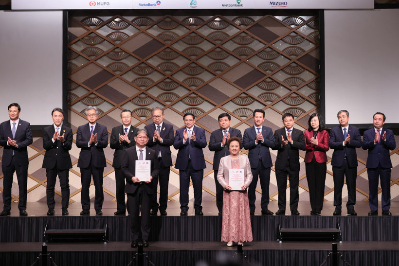 SeABank và AEON Financial đã ký và trao hợp đồng chuyển nhượng vốn góp tại Công ty Tài chính Bưu điện. (Ảnh: PV/Vietnam+)