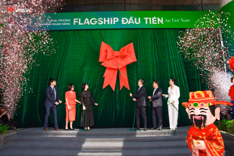 Ban lãnh đạo VPBank cùng kéo băng khánh thành chi nhánh Flagship. (Ảnh: Vietnam+)