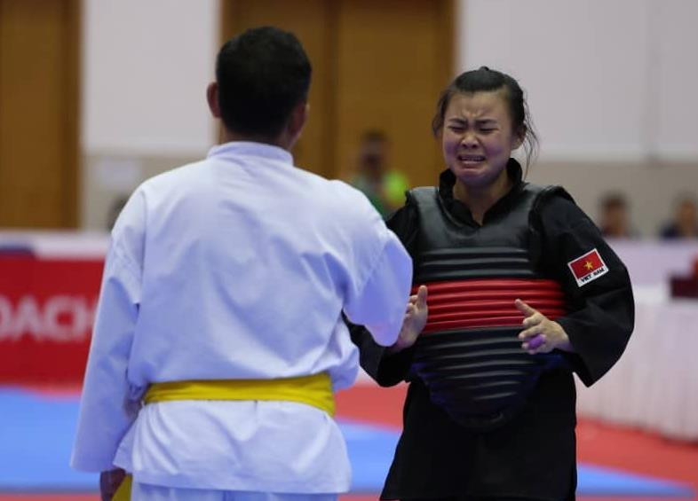 Cám xúc khó tả của vận động viên trong lần đầu giành huy chương vàng. (Ảnh: PV/Vietnam+) 