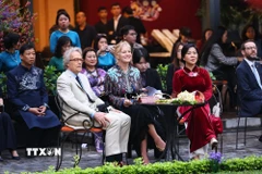 Phu nhân Ngô Phương Ly đón ngài Charles Henry Gordon-Lennox, Công tước xứ Richmond cùng Phu nhân tại Bảo tàng Mỹ thuật Việt Nam. (Ảnh: Minh Đức/TTXVN)