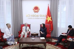 Thứ trưởng Bộ Ngoại giao Lê Thị Thu Hằng tiếp ngài Charles Henry Gordon-Lennox, Công tước xứ Richmond và Phu nhân. (Ảnh: TTXVN)