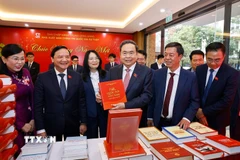 Chủ tịch Quốc hội Trần Thanh Mẫn dự Lễ giới thiệu bộ sách Luật được thông qua tại Kỳ họp thứ 10. (Ảnh: Doãn Tấn/TTXVN)