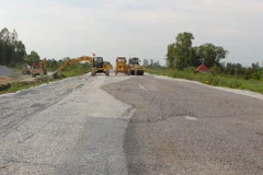 Thi công cao tốc trục ngang đoạn qua huyện Châu Thành A. (Ảnh: Nguyễn Hằng/TTXVN)