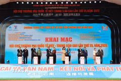 Các đại biểu thực hiện nghi thức khai mạc hội chợ. (Ảnh: Tuấn Anh/TTXVN)