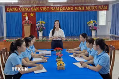Cô Trần Thị Tương Giao, Hiệu trưởng Trường Mầm non Trúc Xanh chủ trì buổi họp chuyên môn với Ban giám hiệu và các Tổ bộ môn tại trường. (Ảnh: Huỳnh Sơn/TTXVN)