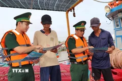 Tuyên truyền chống khai thác IUU cho ngư dân. (Ảnh: Thanh Hòa/TTXVN)