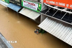 Nước lũ gây ngập sâu nhà dân ở Khánh Hòa từ 2 đến 3 mét. (Ảnh: Phan Sáu/TTXVN)