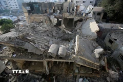Những toà nhà bị phá huỷ sau vụ không kích của Israel xuống thành phố Gaza, ngày 23/7. (Nguồn: THX/TTXVN)