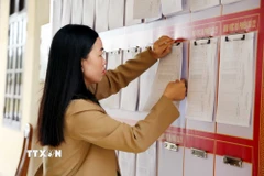 Cán bộ Ủy ban Nhân dân xã Bắc Trạch (Quảng Trị) niêm yết danh sách cử tri bầu cử đại biểu Quốc hội khóa XVI và đại biểu HĐND các cấp nhiệm kỳ 2026-2031. (Ảnh: Tá Chuyên/TTXVN)