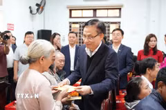 Ông Lê Hoài Trung, Ủy viên Bộ Chính trị, Bộ trưởng Bộ Ngoại giao trao quà Tết cho các hộ gia đình chính sách, có hoàn cảnh khó khăn. (Ảnh: Mai Trang/TTXVN)
