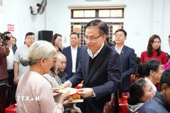 Ông Lê Hoài Trung, Ủy viên Bộ Chính trị, Bộ trưởng Bộ Ngoại giao trao quà Tết cho các hộ gia đình chính sách, có hoàn cảnh khó khăn. (Ảnh: Mai Trang/TTXVN)