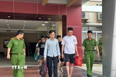 Các đối tượng bị di lý phục vụ điều tra. (Ảnh: TTXVN phát)