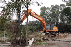 Lực lượng chức năng Ủy ban thành phố Vĩnh Yên tổ chức tháo dỡ công trình hộ ông Nguyễn Văn Báu ở phường Liên Bảo. (Ảnh: Hoàng Hùng/TTXVN)