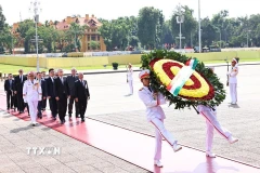 Chủ tịch Quốc hội Hungary Kover Laszlo đến đặt vòng hoa và vào Lăng viếng Chủ tịch Hồ Chí Minh. (Ảnh: Minh Đức/TTXVN)