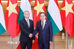 Chủ tịch Quốc hội Trần Thanh Mẫn đón Chủ tịch Quốc hội Hungary Kover Laszlo thăm chính thức Việt Nam. (Ảnh: Doãn Tấn/TTXVN)