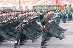 Các khối lực lượng vũ trang diễu binh. (Ảnh: Sỹ Tuyên/TTXVN)