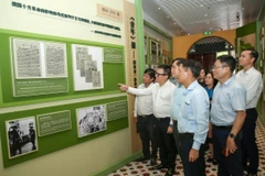 Ông Lê Quốc Minh và các đại biểu thăm trụ sở Hội Việt Nam cách mạng Thanh niên và nơi Chủ tịch Hồ Chí Minh xuất bản tờ báo Thanh Niên năm 1925 (Quảng Châu, Trung Quốc). (Ảnh: TTXVN phát)