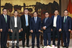 Thủ tướng Phạm Minh Chính tiếp ông Hyoung Nyon Kim, Phó Chủ tịch Tập đoàn Dunamu và ông Lee Eunhung, Phó Chủ tịch Tập đoàn Hana của Hàn Quốc. (Ảnh: Dương Giang/TTXVN)