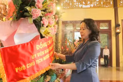 Phó Chủ tịch nước Võ Thị Ánh Xuân dâng hoa tưởng nhớ Chủ tịch Tôn Đức Thắng tại Khu lưu niệm Chủ tịch Tôn Đức Thắng, ở xã Mỹ Hòa Hưng, thành phố Long Xuyên, tỉnh An Giang. (Ảnh: Công Mạo/TTXVN)