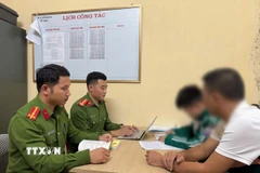 Em V.T.Đ được bố đưa đến Cơ quan Công an trình báo nguyên nhân vụ việc. (Ảnh: TTXVN phát)