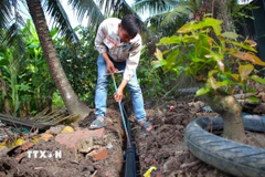 Lắp đường ống dẫn nước. (Ảnh minh họa: Nguyễn Hằng/TTXVN)