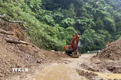 Điểm sạt lở trên đường Hồ Chí Minh nhánh Tây, địa phận thành phố Huế được thông xe một làn trong ngày 6/11. (Ảnh: TTXVN phát)