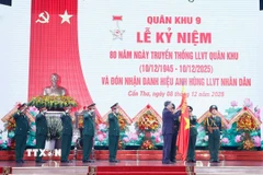 Tổng Bí thư Tô Lâm, Bí thư Quân ủy Trung ương trao Danh hiệu Anh hùng lực lượng vũ trang nhân dân tặng Quân khu 9 ngày 8/12. (Ảnh: Thống Nhất/TTXVN)