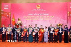 Nhóm nữ đại biểu Quốc hội tặng hoa Chủ tịch Quốc hội Trần Thanh Mẫn và đại biểu. (Ảnh: Doãn Tấn/TTXVN)