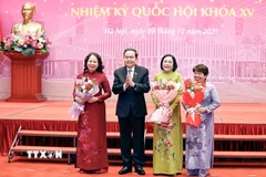 Chủ tịch Quốc hội Trần Thanh Mẫn tặng hoa Phó Chủ tịch nước Võ Thị Ánh Xuân, Phó Chủ tịch Quốc hội Nguyễn Thị Thanh và Chủ tịch Nhóm nữ đại biểu Quốc hội Nguyễn Thúy Anh. (Ảnh: Doãn Tấn/TTXVN)