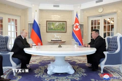 Tổng thống Nga Vladimir Putin (trái) và nhà lãnh đạo Triều Tiên Kim Jong-un ký hiệp ước về quan hệ Đối tác Chiến lược Toàn diện giữa hai nước ngày 19/6/2024. (Ảnh: Yonhap/TTXVN)