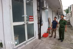 Khu kho, xưởng bị phát hiện chứa khoảng 100 tấn tân dược, thực phẩm chức năng giả. (Ảnh Mạnh Khánh/TTXVN)