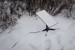 Thiết bị Internet Starlink tại Bakhmut, Ukraine ngày 16/2/2023. (Ảnh: AFP/TTXVN)