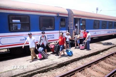 Hành khách đến Đà Nẵng bằng đường sắt. (Ảnh: Trần Lê Lâm/TTXVN)