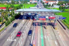 Một trạm thu phí BOT. (Ảnh: Lê Phước Ngọc/TTXVN)