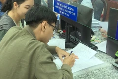 Tại các Ủy ban Nhân dân phường (xã), hồ sơ lý lịch-tư pháp luôn được ưu tiên giải quyết nhanh chóng, giảm phiền hà cho người dân. (Ảnh: Hữu Duyên/TTXVN)