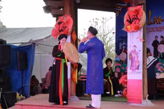Liền anh, liền chị đắm say với làn điệu giao duyên. (Ảnh: Thanh Thương/TTXVN)