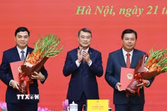 Thủ tướng Lê Minh Hưng trao Quyết định về việc điều động ông Nguyễn Tiến Hải, Ủy viên Trung ương Đảng, Bí thư Tỉnh ủy An Giang về công tác tại Bộ Nội vụ, giao Quyền Bộ trưởng Bộ Nội vụ và ông Nguyễn Hoài Anh, Ủy viên Trung ương Đảng, Chủ tịch Ủy ban Nhân dân tỉnh Thanh Hóa giữ chức Thứ trưởng Thường trực Bộ Dân tộc và Tôn giáo. (Ảnh: Dương Giang/TTXVN)