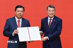 Thủ tướng Lê Minh Hưng trao Quyết định về việc điều động ông Nguyễn Tiến Hải, Ủy viên Trung ương Đảng, Bí thư Tỉnh ủy An Giang về công tác tại Bộ Nội vụ, giao Quyền Bộ trưởng Bộ Nội vụ. (Ảnh: Dương Giang/TTXVN)
