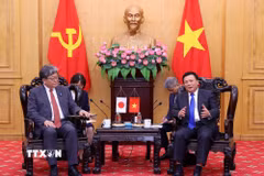 Giáo sư-Tiến sỹ Nguyễn Xuân Thắng, Chủ tịch Hội đồng Lý luận Trung ương tiếp ông Hagiuda Koichi, Quyền Tổng Thư ký Đảng Dân chủ Tự do Nhật Bản. (Ảnh: Văn Điệp/TTXVN)